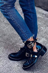 Martin-Stiefel aus hohlem Leder mit Schnalle